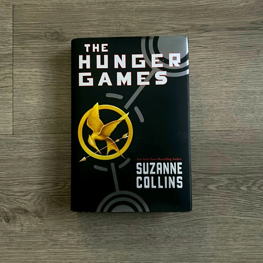 Hunger games book (Hardcover)❗️